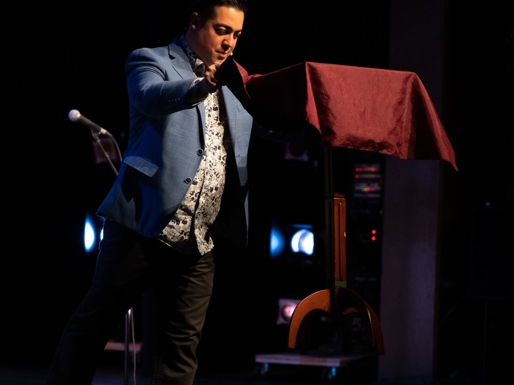 Professional magician performing at a galas & special occasions